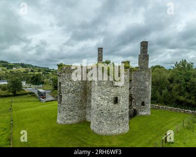 Vue aérienne du château de Ballinafad, également connu sous le nom de château du Curlew, petit bloc central éclipsé par quatre tours d'angle massives près de Lough Arrow i. Banque D'Images