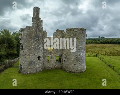 Vue aérienne du château de Ballinafad, également connu sous le nom de château du Curlew, petit bloc central éclipsé par quatre tours d'angle massives près de Lough Arrow i. Banque D'Images