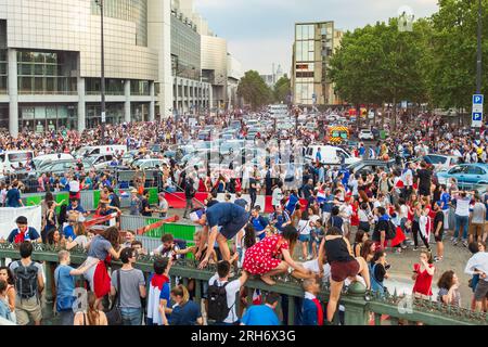 Paris, France, 2018. Vue de la rue de Lyon bloquée depuis la colonne de juillet (alors en rénovation), le jour où la France a remporté la coupe du monde de football Banque D'Images