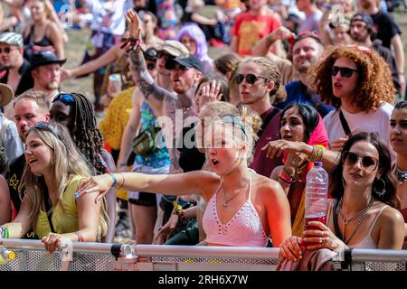 Winchester, Royaume-Uni. 13 août 2023. Des foules de gens apprécient la musique live au Boomtown Fair Festival. Boomtown aka Boomtown Fair est un festival de musique britannique qui se tient chaque année dans le parc national de South Downs, près de Winchester, Hampshire. Depuis 2009, Boomtown a offert un line-up diversifié de groupes, DJs et conférenciers se produisent sur de nombreuses scènes différentes chaque événement annuel est connu sous le nom de Chapitre et se développe sur la ligne de l'histoire de l'année précédente, racontée à travers les décors et les acteurs en direct qui errent sur le site. Crédit : SOPA Images Limited/Alamy Live News Banque D'Images