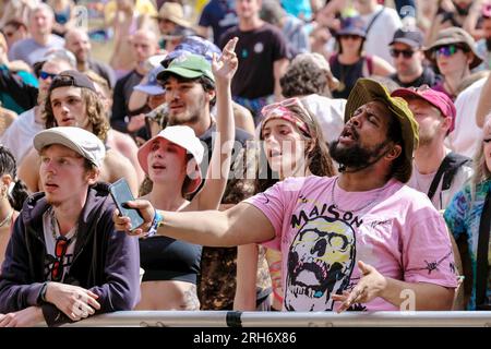 Winchester, Royaume-Uni. 13 août 2023. Des foules de gens apprécient la musique live au Boomtown Fair Festival. Boomtown aka Boomtown Fair est un festival de musique britannique qui se tient chaque année dans le parc national de South Downs, près de Winchester, Hampshire. Depuis 2009, Boomtown a offert un line-up diversifié de groupes, DJs et conférenciers se produisent sur de nombreuses scènes différentes chaque événement annuel est connu sous le nom de Chapitre et se développe sur la ligne de l'histoire de l'année précédente, racontée à travers les décors et les acteurs en direct qui errent sur le site. Crédit : SOPA Images Limited/Alamy Live News Banque D'Images