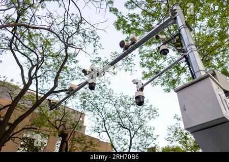 Pékin, Chine. 14 avril 2023. Des caméras vidéo pendent au-dessus d'une rue à Pékin, le 14 avril 2023. Crédit : dpa/Alamy Live News Banque D'Images