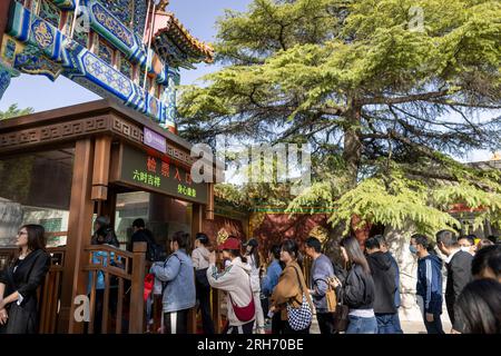 Pékin, Chine. 14 avril 2023. Les touristes font la queue au Temple Lama de Pékin, le 14 avril 2023. Crédit : dpa/Alamy Live News Banque D'Images