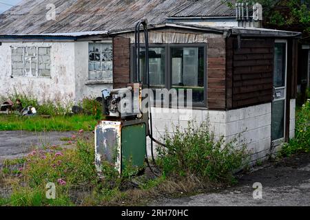 Vieille station-service abandonnée et pompe Banque D'Images