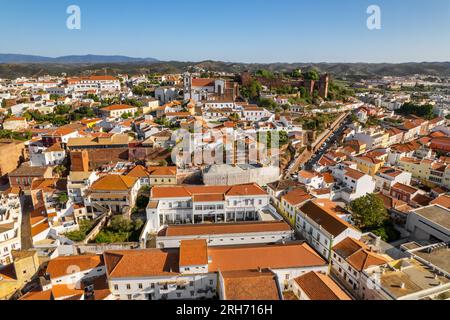 Vue aérienne de la ville de Silves avec son célèbre château médiéval et sa cathédrale, région de l'Algarve, Portugal. Banque D'Images