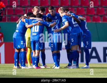 Regensburg, Allemagne. 14 août 2023. Football : DFB Cup, Jahn Regensburg - 1. FC Magdeburg, 1e tour, Jahnstadion. Les joueurs de Magdeburg se tiennent ensemble avant le match. Crédit : Sven Hoppe/dpa - REMARQUE IMPORTANTE: conformément aux exigences de la DFL Deutsche Fußball Liga et de la DFB Deutscher Fußball-Bund, il est interdit d’utiliser ou de faire utiliser des photographies prises dans le stade et/ou le match sous forme de séquences et/ou de séries de photos de type vidéo./dpa/Alamy Live News Banque D'Images