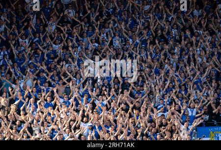 Regensburg, Allemagne. 14 août 2023. Football : DFB Cup, Jahn Regensburg - 1. FC Magdeburg, 1e tour, Jahnstadion. Les fans de Magdeburg encouragent leur équipe. Crédit : Sven Hoppe/dpa - REMARQUE IMPORTANTE: conformément aux exigences de la DFL Deutsche Fußball Liga et de la DFB Deutscher Fußball-Bund, il est interdit d’utiliser ou de faire utiliser des photographies prises dans le stade et/ou le match sous forme de séquences et/ou de séries de photos de type vidéo./dpa/Alamy Live News Banque D'Images