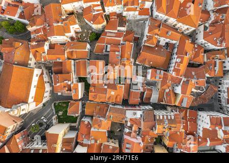 Vue aérienne de haut en bas du centre-ville de Lisbonne, Portugal. Banque D'Images