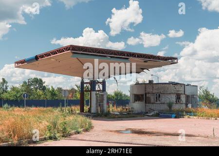 Station-service endommagée par une coque. La guerre en Ukraine. Invasion russe de l'Ukraine. Destruction des infrastructures. Crimes de guerre Banque D'Images