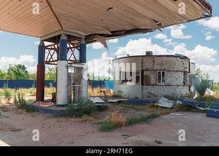 Station-service endommagée par une coque. La guerre en Ukraine. Invasion russe de l'Ukraine. Destruction des infrastructures. Crimes de guerre Banque D'Images