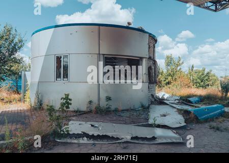 Station-service endommagée par une coque. La guerre en Ukraine. Invasion russe de l'Ukraine. Destruction des infrastructures. Crimes de guerre Banque D'Images