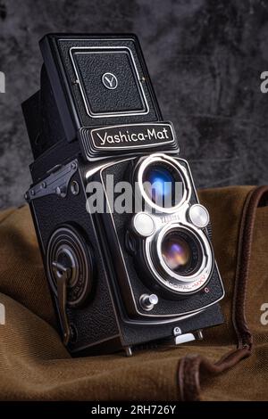 Yashica-Mat Twin Lens Reflex (TLR) vintage caméra à film moyen format circa 1971-1973 avec objectif de prise de vue Yashinon 80mm f3.5 et objectif de visualisation f2.8. Banque D'Images