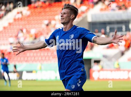 Regensburg, Allemagne. 14 août 2023. Football : DFB Cup, Jahn Regensburg - 1. FC Magdeburg, 1e tour, Jahnstadion. Luca Schuler, de Magdebourg, célèbre son objectif de 0:1. Crédit : Sven Hoppe/dpa - REMARQUE IMPORTANTE: conformément aux exigences de la DFL Deutsche Fußball Liga et de la DFB Deutscher Fußball-Bund, il est interdit d’utiliser ou de faire utiliser des photographies prises dans le stade et/ou le match sous forme de séquences et/ou de séries de photos de type vidéo./dpa/Alamy Live News Banque D'Images