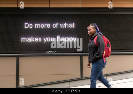 Seattle, États-Unis. 21 juillet 2023. Une personne qui passe un message positif au centre-ville. Banque D'Images