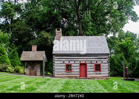 Doylestown, PA - USA, août 2023 : cabane coloniale en rondins au Musée Mercer Banque D'Images