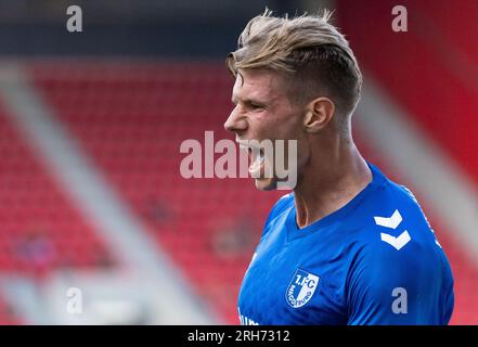 Regensburg, Allemagne. 14 août 2023. Football : DFB Cup, Jahn Regensburg - 1. FC Magdeburg, 1e tour, Jahnstadion. Luca Schuler, de Magdebourg, célèbre son objectif de 0:1. Crédit : Sven Hoppe/dpa - REMARQUE IMPORTANTE: conformément aux exigences de la DFL Deutsche Fußball Liga et de la DFB Deutscher Fußball-Bund, il est interdit d’utiliser ou de faire utiliser des photographies prises dans le stade et/ou le match sous forme de séquences et/ou de séries de photos de type vidéo./dpa/Alamy Live News Banque D'Images