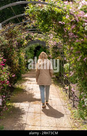 jeune femme se promenant dans les jardins Banque D'Images