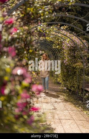 jeune femme se promenant dans les jardins Banque D'Images