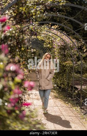 jeune femme se promenant dans les jardins Banque D'Images