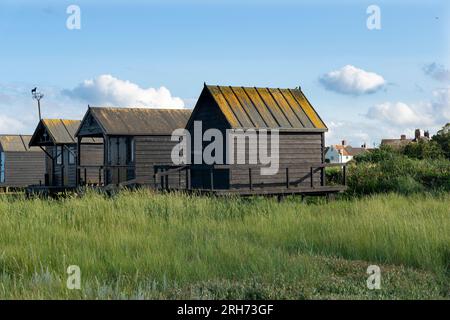 Cabanes de pêcheurs noirs près de la rivière Blyth dans le village Oft Walberswick, Suffolk, East Anglia, Angleterre, Royaume-Uni Banque D'Images