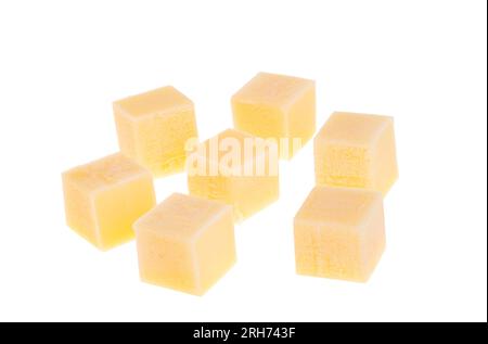 Des cubes de fromage isolé sur fond blanc Banque D'Images