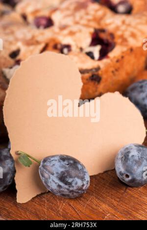 Gâteau aux prunes - papier pour les notes en gros plan Banque D'Images