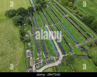 Fermes piscicoles River Test Stockbridge Village Hampshire UK drone, vue aérienne Banque D'Images
