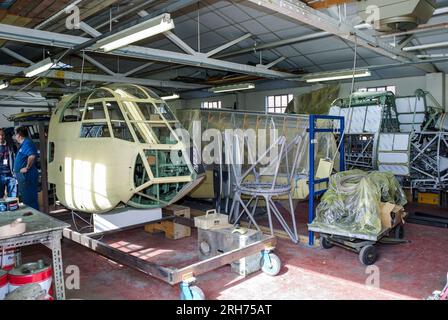 Bristol Blenheim Mk I section nez à l'intérieur de l'atelier Aircraft Restoration Company à Duxford, Royaume-Uni. Bâtiment Arco 66 Banque D'Images