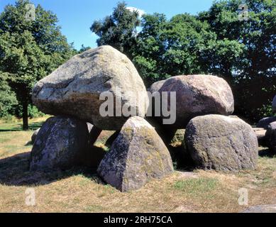 Un dolmen ou Hunebed en néerlandais est un type de tombe mégalithique à chambre unique, généralement composé de deux mégalithes verticaux ou plus soutenant un grand plat Banque D'Images