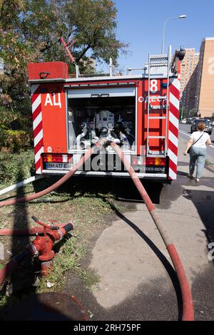 ODESSA UKRAINE-AOÛT 14, 2023 : panneau de commande d'ingénierie pour l'alimentation en eau de camion de pompiers tout en éteignant le feu au supermarché de la ville. Mobile au Banque D'Images