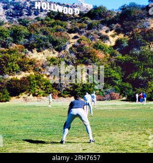 LOS ANGELES, États-Unis - 19 SEPTEMBRE 2018 : jouer au baseball dans le parc sous le célèbre panneau Hollywood à Mount Lee à Los Angeles Banque D'Images