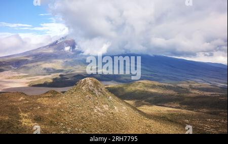 Volcan Cotopaxi dans les nuages, Parc National Cotopaxi, Équateur. Banque D'Images