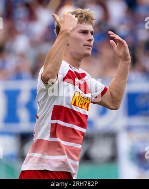 Regensburg, Allemagne. 14 août 2023. Football : DFB Cup, Jahn Regensburg - 1. FC Magdeburg, 1e tour, Jahnstadion. Dominik Kother, de Ratisbonne, célèbre son objectif de faire 1:2. Crédit : Sven Hoppe/dpa - REMARQUE IMPORTANTE: conformément aux exigences de la DFL Deutsche Fußball Liga et de la DFB Deutscher Fußball-Bund, il est interdit d’utiliser ou de faire utiliser des photographies prises dans le stade et/ou le match sous forme de séquences et/ou de séries de photos de type vidéo./dpa/Alamy Live News Banque D'Images