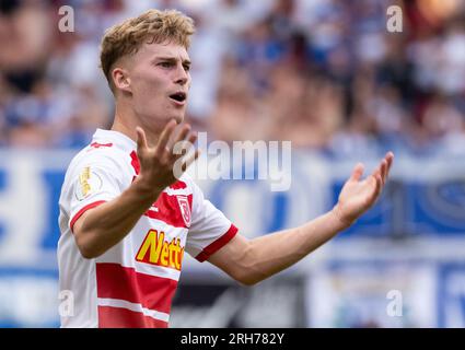 Regensburg, Allemagne. 14 août 2023. Football : DFB Cup, Jahn Regensburg - 1. FC Magdeburg, 1e tour, Jahnstadion. Dominik Kother, de Ratisbonne, célèbre son objectif de faire 1:2. Crédit : Sven Hoppe/dpa - REMARQUE IMPORTANTE: conformément aux exigences de la DFL Deutsche Fußball Liga et de la DFB Deutscher Fußball-Bund, il est interdit d’utiliser ou de faire utiliser des photographies prises dans le stade et/ou le match sous forme de séquences et/ou de séries de photos de type vidéo./dpa/Alamy Live News Banque D'Images