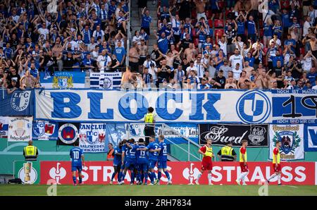 Regensburg, Allemagne. 14 août 2023. Football : DFB Cup, Jahn Regensburg - 1. FC Magdeburg, 1e tour, Jahnstadion. Les joueurs de Magdeburg célèbrent le but de faire 0:2. Crédit : Sven Hoppe/dpa - REMARQUE IMPORTANTE: conformément aux exigences de la DFL Deutsche Fußball Liga et de la DFB Deutscher Fußball-Bund, il est interdit d’utiliser ou de faire utiliser des photographies prises dans le stade et/ou le match sous forme de séquences et/ou de séries de photos de type vidéo./dpa/Alamy Live News Banque D'Images