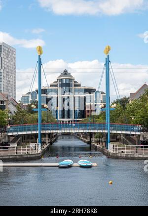 Passerelle Mariners Canal, avec le Victoria Building derrière, à Salford Quays, Angleterre, Royaume-Uni Banque D'Images