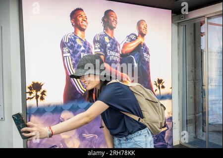 Madrid, Espagne. 14 août 2023. Un visiteur prend un selfie au magasin officiel du Real Madrid au stade de football Santiago Bernabeu à Madrid. Crédit : SOPA Images Limited/Alamy Live News Banque D'Images