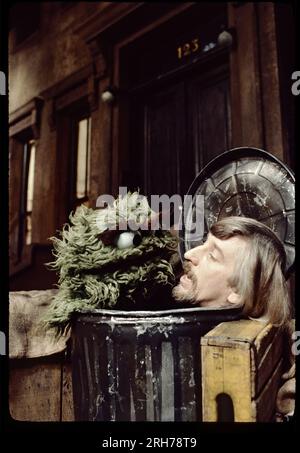 Une photo de 1977 du marionnettiste Carroll Spinney de Sesame Street et de son alter ego, Oscar le Grouch. Dans la poubelle d'Oscar juste à l'extérieur du 123 rue Sésame. Photo prise sur l'Upper West Side de Manhattan. Banque D'Images