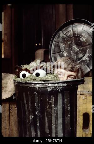 Une photo de 1977 du marionnettiste Carroll Spinney de Sesame Street et de son alter ego, Oscar le Grouch. Dans la poubelle d'Oscar juste à l'extérieur du 123 rue Sésame. Photo prise sur l'Upper West Side de Manhattan. Banque D'Images