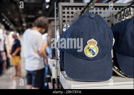 Madrid, Espagne. 7 août 2023. Marchandise de l'équipe de football du Real Madrid en vente dans le magasin officiel situé à l'intérieur du stade de football Santiago Bernabeu à Madrid. (Image de crédit : © Xavi Lopez/SOPA Images via ZUMA Press Wire) USAGE ÉDITORIAL SEULEMENT! Non destiné à UN USAGE commercial ! Banque D'Images