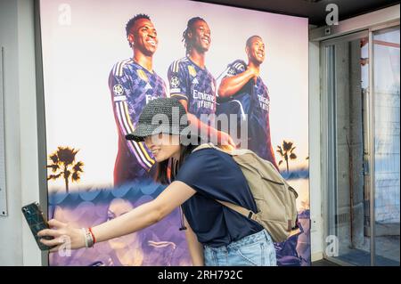 Madrid, Espagne. 7 août 2023. Un visiteur prend un selfie dans le magasin officiel de la marque Real MadridÂ au stade de football Santiago Bernabeu à Madrid. (Image de crédit : © Xavi Lopez/SOPA Images via ZUMA Press Wire) USAGE ÉDITORIAL SEULEMENT! Non destiné à UN USAGE commercial ! Banque D'Images