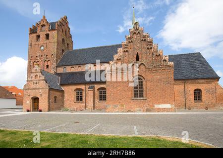 L'église Sankt Nikolaj est un bâtiment en briques rouges situé dans la ville de Middelfart au Danemark. Banque D'Images