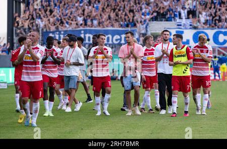 Regensburg, Allemagne. 14 août 2023. Football : DFB Cup, Jahn Regensburg - 1. FC Magdeburg, 1e tour, Jahnstadion. Les joueurs de Regensburg remercient les fans après le match. Crédit : Sven Hoppe/dpa - REMARQUE IMPORTANTE: conformément aux exigences de la DFL Deutsche Fußball Liga et de la DFB Deutscher Fußball-Bund, il est interdit d’utiliser ou de faire utiliser des photographies prises dans le stade et/ou le match sous forme de séquences et/ou de séries de photos de type vidéo./dpa/Alamy Live News Banque D'Images