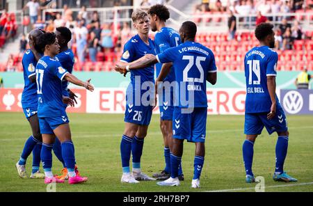 Regensburg, Allemagne. 14 août 2023. Football : DFB Cup, Jahn Regensburg - 1. FC Magdeburg, 1e tour, Jahnstadion. Les joueurs de Magdeburg acclament après la victoire. Crédit : Sven Hoppe/dpa - REMARQUE IMPORTANTE: conformément aux exigences de la DFL Deutsche Fußball Liga et de la DFB Deutscher Fußball-Bund, il est interdit d’utiliser ou de faire utiliser des photographies prises dans le stade et/ou le match sous forme de séquences et/ou de séries de photos de type vidéo./dpa/Alamy Live News Banque D'Images