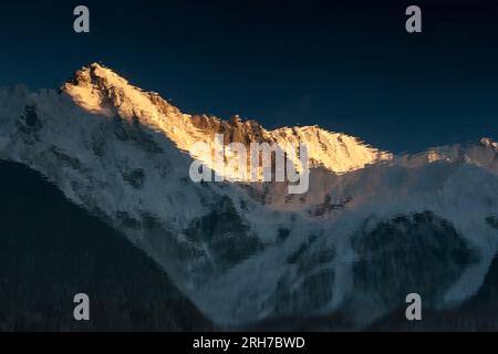 Beau coucher de soleil sur la montagne Cho Oyu reflet dans la surface bleue du miroir du lac moraine. Paysage de montagne pittoresque dans le parc national de Sagarmatha, H Banque D'Images