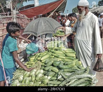 Un stand de légumes à l'extérieur du camp de réfugiés de Balukhali. Environ 919 000 000 réfugiés Rohingyas vivent dans les camps de Kutupalong et de Nayapara dans la région de Cox’s Bazar, qui sont devenus l’un des camps les plus vastes et les plus densément peuplés au monde. Bangladesh. Banque D'Images