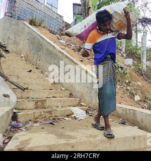 Un homme travaillant au camp de réfugiés de Balukhali. Environ 919 000 000 réfugiés Rohingyas vivent dans les camps de Kutupalong et de Nayapara dans la région de Cox’s Bazar, qui sont devenus l’un des camps les plus vastes et les plus densément peuplés au monde. Bangladesh. Banque D'Images