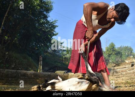 Un homme coupe du bois au camp de réfugiés de Balukhali. Environ 919 000 000 réfugiés Rohingyas vivent dans les camps de Kutupalong et de Nayapara dans la région de Cox’s Bazar, qui sont devenus l’un des camps les plus vastes et les plus densément peuplés au monde. Bangladesh. Banque D'Images