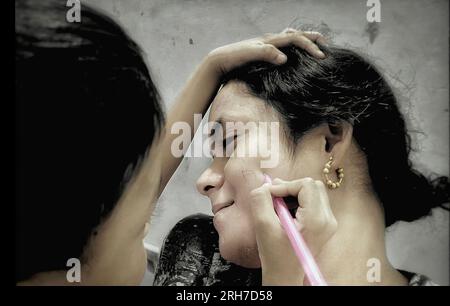 Deux filles qui s'amusent au camp de réfugiés de Balukhali. Environ 919 000 000 réfugiés Rohingyas vivent dans les camps de Kutupalong et de Nayapara dans la région de Cox’s Bazar, qui sont devenus l’un des camps les plus vastes et les plus densément peuplés au monde. Bangladesh. Banque D'Images