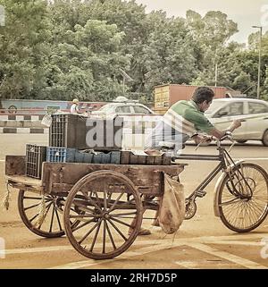 Un homme poussant une charrette à l’extérieur du camp de réfugiés de Balukhali. Environ 919 000 000 réfugiés Rohingyas vivent dans les camps de Kutupalong et de Nayapara dans la région de Cox’s Bazar, qui sont devenus l’un des camps les plus vastes et les plus densément peuplés au monde. Bangladesh. Banque D'Images